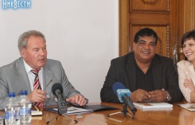 Владимир Чайка (слева) и глава фонда "Четыре Лапы" Амир Фариль (справа)