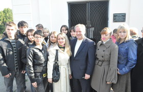 Владимир Чайка со студентами возле часовни В.Каразину
