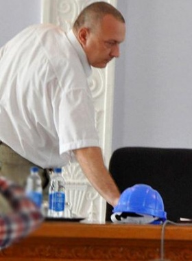 Олег Мудрак дарит Артему Ильюку строительную каску, как символ тотальной застройки города. Июль 2011 года