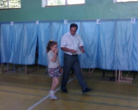 Виталий Луков на избирательном участке