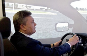 Віктор Янукович за кермом симулятора. Фото Михайла Марківа