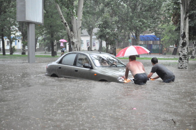 Добрые люди помогали вытаскивать машины из воды