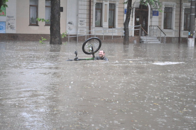 Велосипедисты переворачивались и плавали в воде
