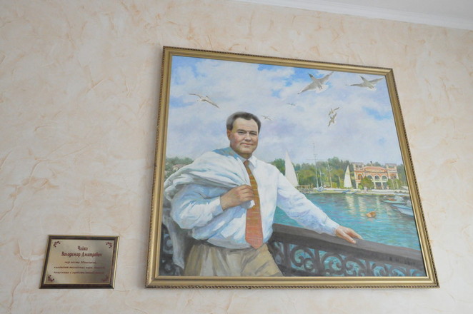 Новый корпус украшает портрет мэра