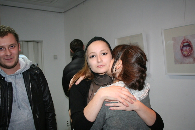 Молодая художница Нана Бякова принимает поздравления от друзей