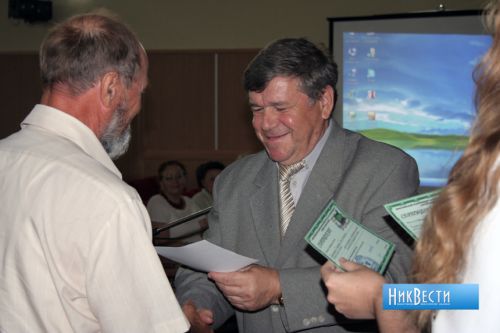Валерий Будак вручает диплом "Университета третьего возраста"