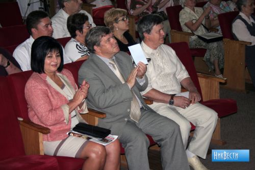 В центре - Валерий Будак, слева - Наталья Иванцова
