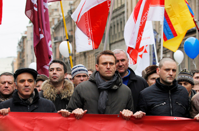 В Санкт-Петербурге состоялось шествие и митинг "За честные выборы", в котором приняли участие около 6 тысяч человек. Гарри Каспаров, слева, Алексей Навальный, в центре, и Сергей Удальцов, справа, возглавили шествие.