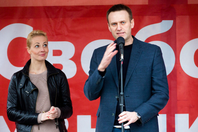 Оппозиционер Алексей Навальный и Юлия Навальная выступают на сцене на Митинге в "Защиту политзаключенных" 6 мая 2013 на Болотной площади Москвы, Россия