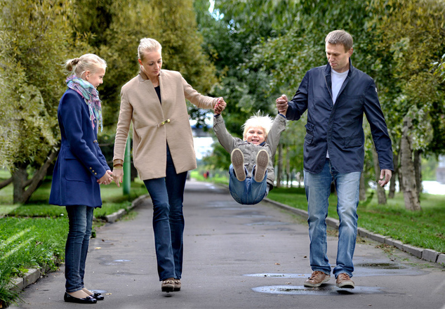  Алексей Навальный с семьей. Жена — Юлия Навальная. Двенадцатилетняя дочь Даша учится в районной школе, пятилетний сын Захар ходит в местный детский сад.