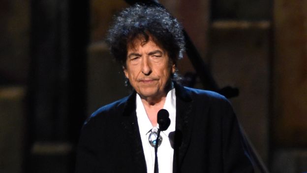 Боб Дилан вплоть до этого времени не отреагировал на присуждение ему Нобелевской премии