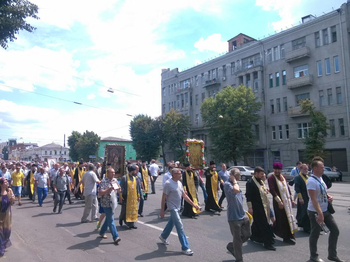 На крестный ход в Харькове собрались прихожане с георгиевскими ленточками