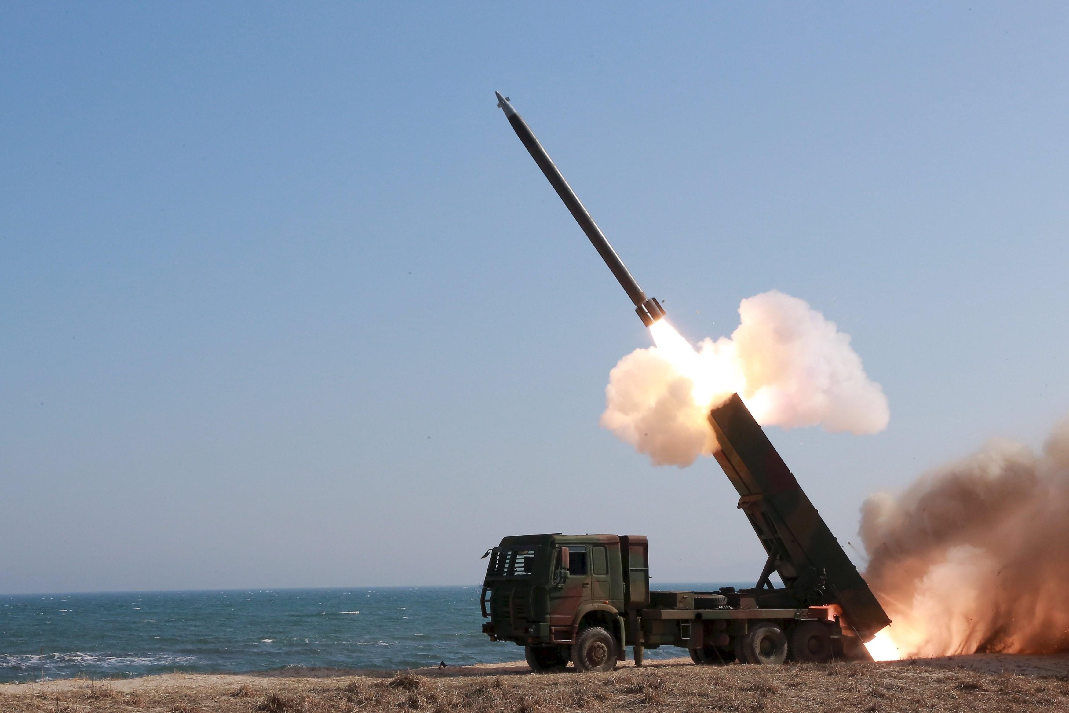 КНДР запустила три баллистические ракеты в сторону Японского моря