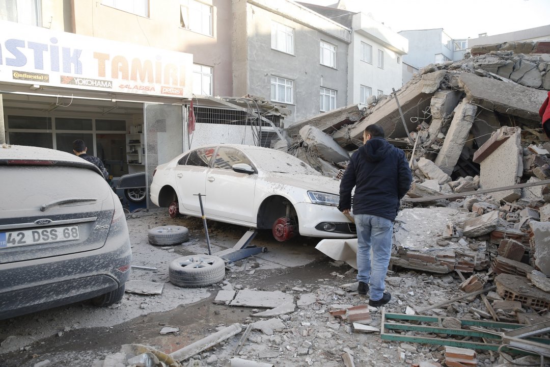 В Стамбуле обвалился шестиэтажный дом