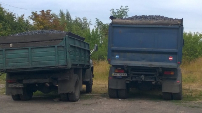  2015 год. Мобильная группа Шовкошитного задержала грузовики, которые нелегально вывозили с оккупированных территорий угль с документами «ДНР» 