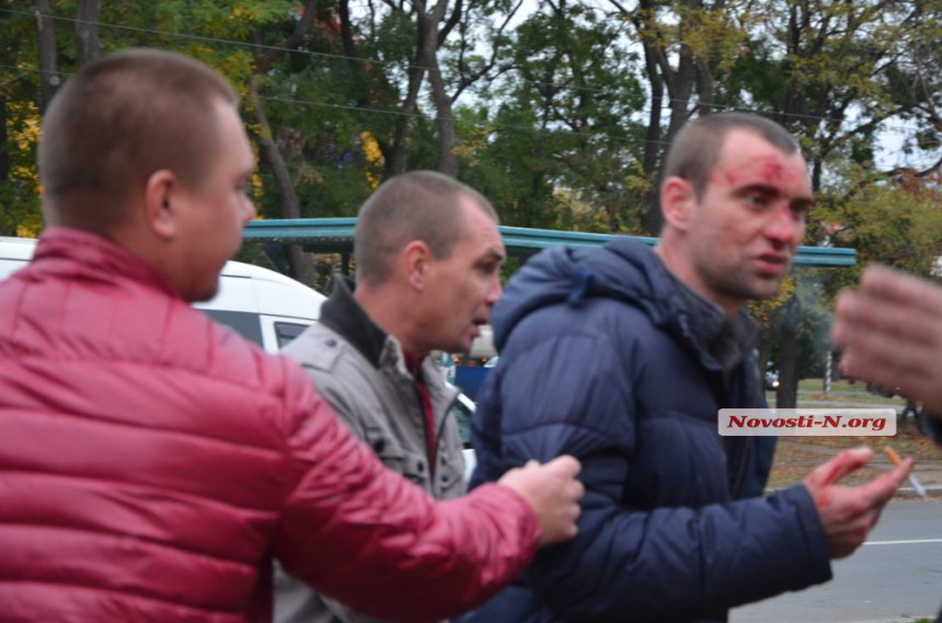 В Николаеве нетрезвый полицейский устроил дебош в «наливайке»