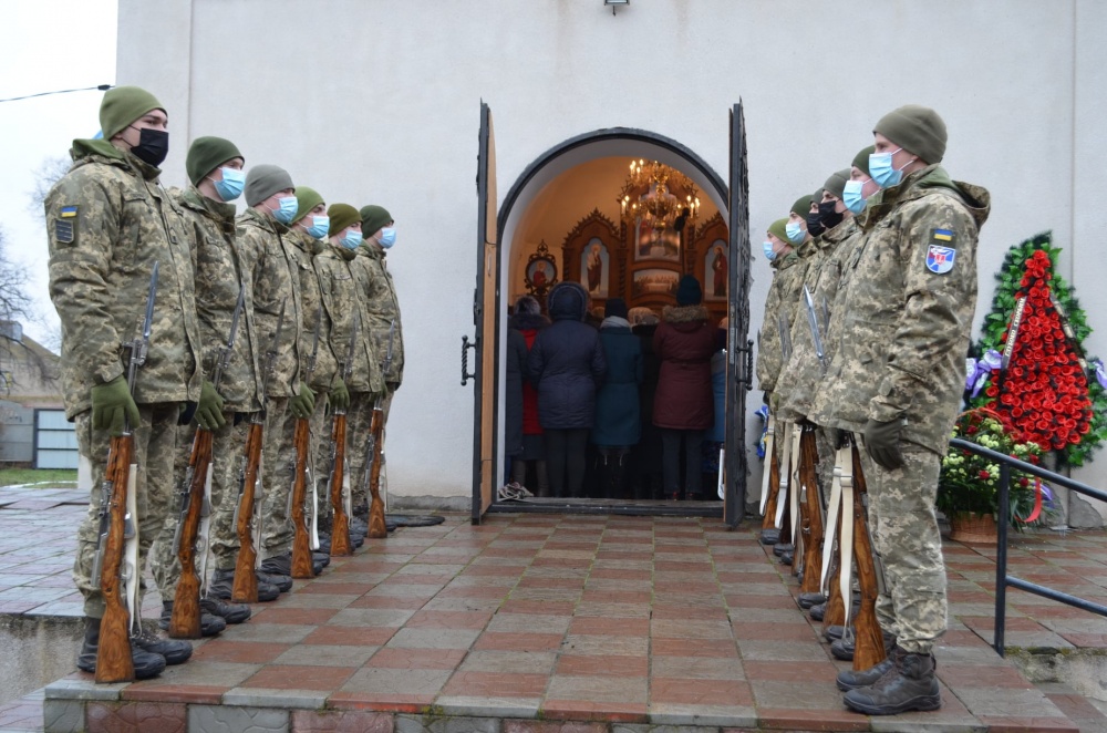 В Николаевской области попрощались с бойцом, погибшим в зоне ООС