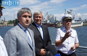 В черном костюме - Валерий Калашников, в светлом - Дмитрий Пляцук