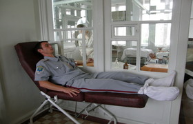 Николаевский милиционер сдает кровь