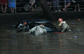 Сотрудники МЧС вытаскивают автомобиль