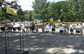 николаевские "руховцы" пикетируют здание облгосадминистрации