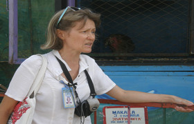 руководитель николаевского общества защиты животных Муза Махова на территории передвижного зоопарка в г.Южноукраинск