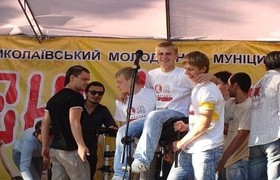 Олега Соколика поздравляют с победой на выборах студмэра