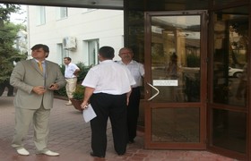 На входе Алексея Кактуса (слева) встречал заместитель начальника порта Александр Новохатский (справа)