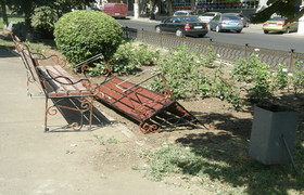 Новые скамейки и урны