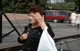 Выступающая женщина