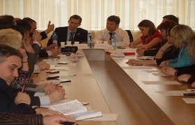 Стол переговоров