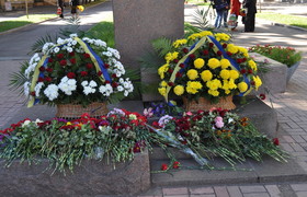 Цветы у памятника