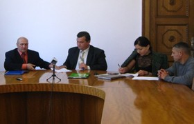 Оксана Янишевская подписывает меморандум