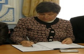 Лариса Шеслер подписывает меморандум