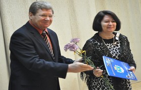 Николай Круглов наградил грамотой соцработника