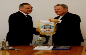 космонавт Александр Скворцов вручил герб Николаева Владимиру Чайке