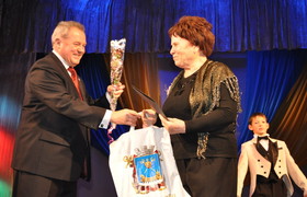 В. Чайка поздравляет ветеранов