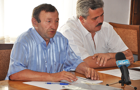 Слева - Михаил Баркар