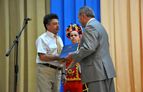 Гуллер получает награду из рук Чайки