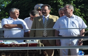 В центре - сотрудник Генконсульства 