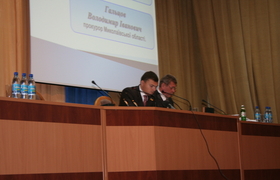 Глава облсовета Игорь Дятлов ведет заседание