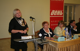 Лариса Ившина (у микрофона)