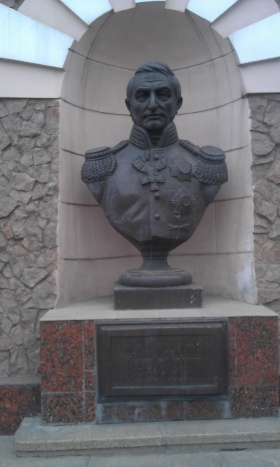 Памятник Деволану у входа в Одесский порт