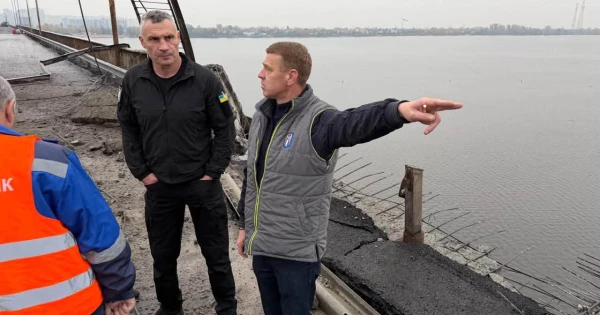 Південний міст у Києві перекрили після нічного влучання