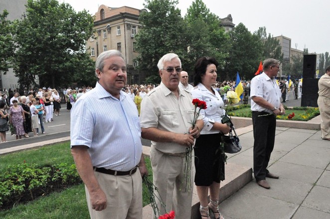 Чиновники встречают начальство. Первый слева - начальник управления образования Николаевской облгосадминистрации Владимир Мельниченко