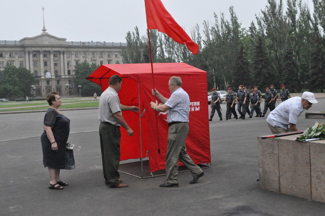 Палатка коммунистов