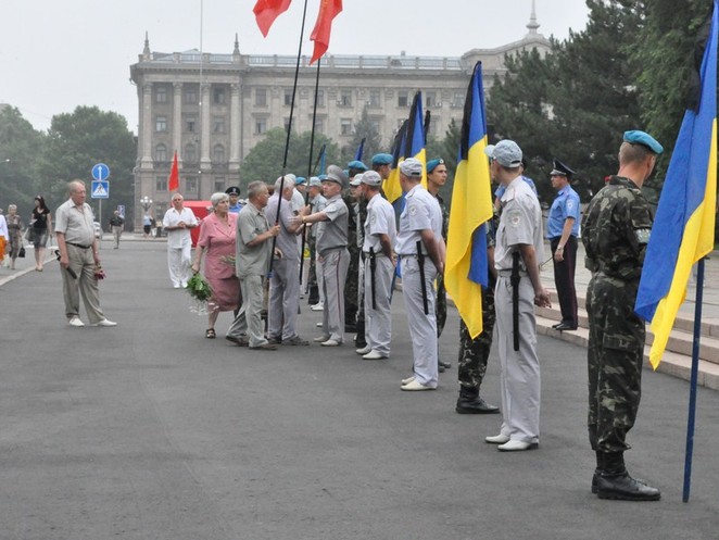 Коммунисты пытаются пройти к мемориалу ольшанцам