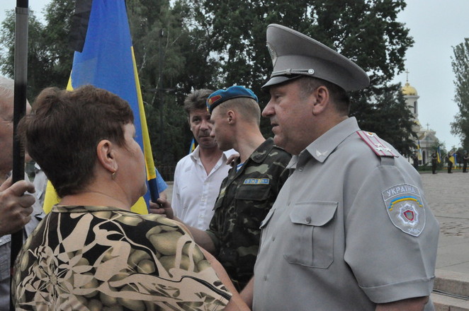 Заместитель начальника УМВД в Николаевской области, полковник милиции Анатолий Дробот объясняет коммунистам, как нужно вести себя на торжественных мероприятиях