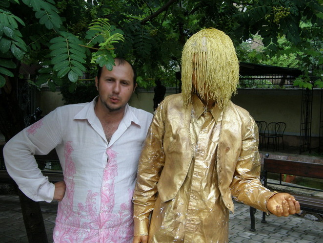 Активист с живой скульптурой