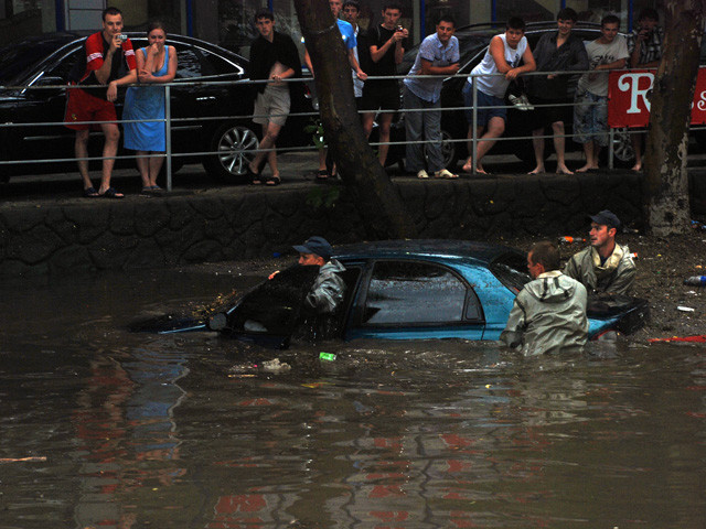 Сотрудники МЧС за работой